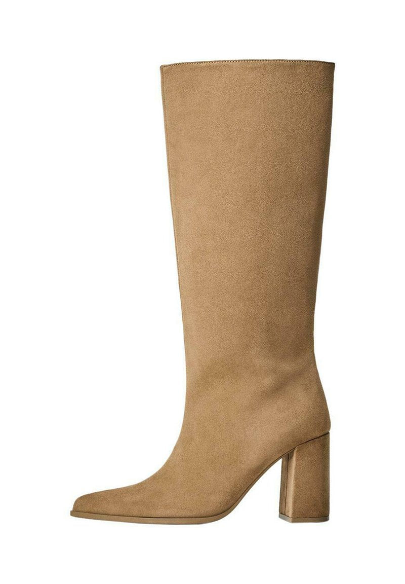 Hellbraune Wildleder-Stiefel bis zum Knie mit Blockabsatz, spitz zulaufender Zehenform und glatter Textur. Minimalistisches Design ohne Verzierungen.
