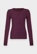 Langarm-Rippstrick-Henley-Shirt in dunklem Pflaumenbaum mit sieben Knöpfen und gepufften Ärmeln.