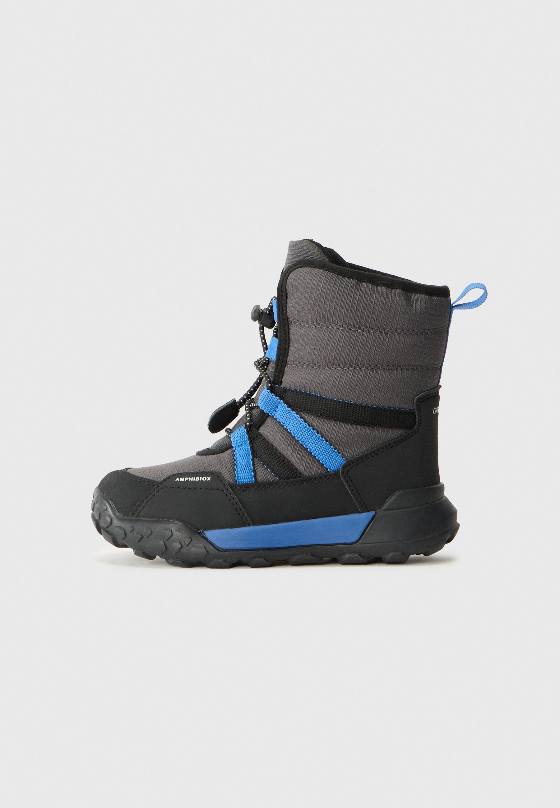 Winterstiefel mit einem schwarzen und grauen Design und blauen Akzenten, aus leichtem Material, mit einer Gummisohle und einem Textil-Obermaterial.