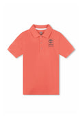 Korallefarbenes Poloshirt aus atmungsaktivem Stoff mit klassischem Kragen, drei Knöpfen und auf der linken Seite aufgedrucktem Timberland-Logo.