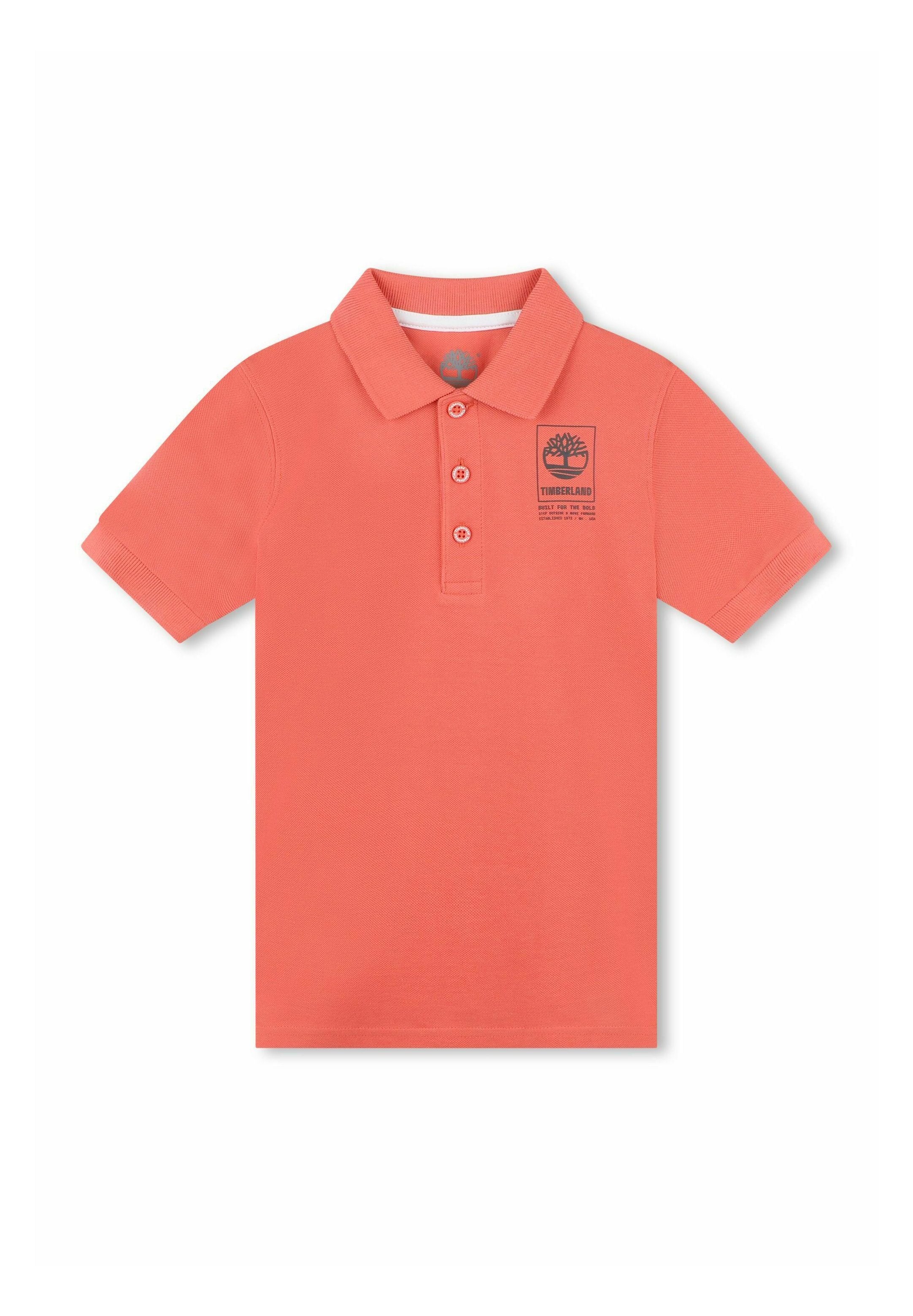 Korallefarbenes Poloshirt aus atmungsaktivem Stoff mit klassischem Kragen, drei Knöpfen und auf der linken Seite aufgedrucktem Timberland-Logo.