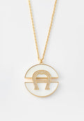 Goldkette mit rundem weißen Anhänger, der eine mit Strass besetzte Hufeisenform in der Mitte zeigt.