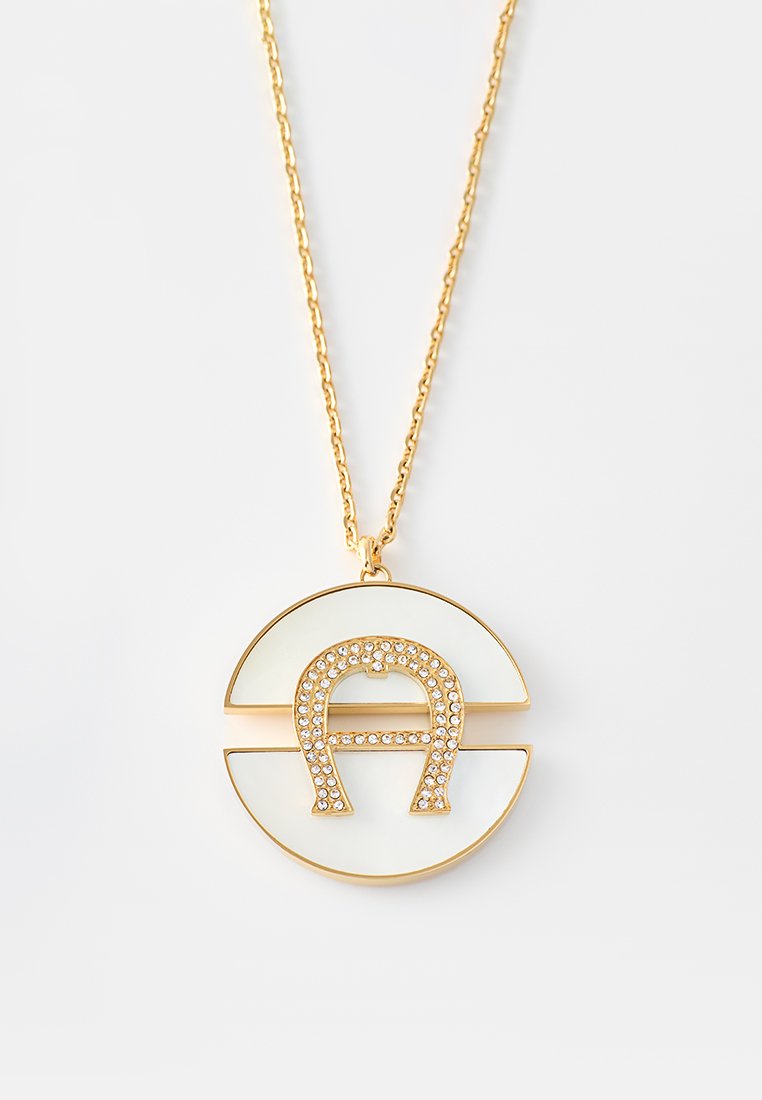 Goldkette mit rundem weißen Anhänger, der eine mit Strass besetzte Hufeisenform in der Mitte zeigt.