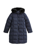 Marineblaue Steppjacke mit einem gesteppten Design, einer mit Fell besetzten Kapuze, Druckknöpfen und zwei seitlichen Taschen. Hergestellt aus isolierendem, wetterbeständigen Material.