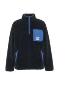 Schwarzer Fleecepullover mit hohem Kragen, ausgestattet mit einer blauen Brusttasche und Reißverschlüssen sowie einem Schriftzug-Logo auf der Tasche. Weicher, strukturierter Stoff.