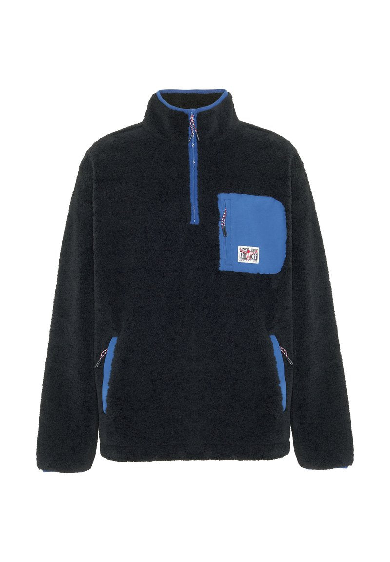 Schwarzer Fleecepullover mit hohem Kragen, ausgestattet mit einer blauen Brusttasche und Reißverschlüssen sowie einem Schriftzug-Logo auf der Tasche. Weicher, strukturierter Stoff.