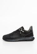 Schwarzer Sportschuh mit Mesh-Gewebe und Lederakzenten, abgerundeter Zehenbereich, strukturierte Seiten, gepolsterte Sohle und sichtbarem Luftkammer im Absatz.