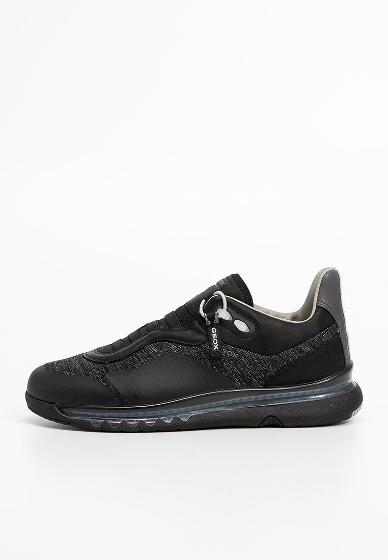 Schwarzer Sportschuh mit Mesh-Gewebe und Lederakzenten, abgerundeter Zehenbereich, strukturierte Seiten, gepolsterte Sohle und sichtbarem Luftkammer im Absatz.