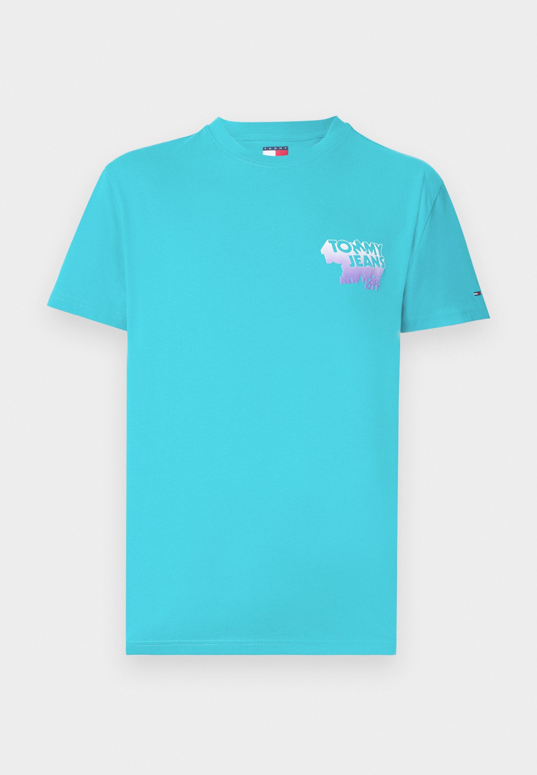 Türkises Baumwoll-T-Shirt mit kurzen Ärmeln, das ein pinkes und blaues "TOMMY JEANS"-Grafikdesign auf der linken Brustseite zeigt. Weiche Textur, Rundhalsausschnitt.