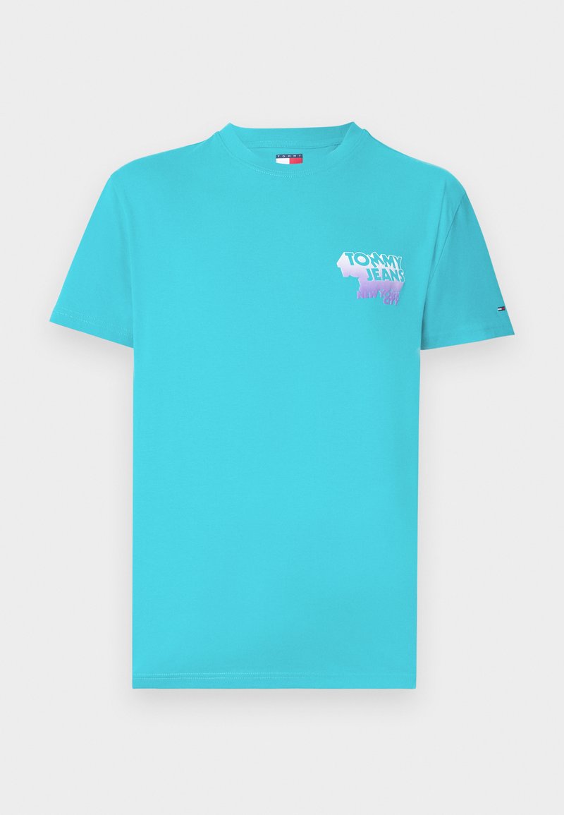Türkises Baumwoll-T-Shirt mit kurzen Ärmeln, das ein pinkes und blaues "TOMMY JEANS"-Grafikdesign auf der linken Brustseite zeigt. Weiche Textur, Rundhalsausschnitt.