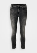 Slim-Fit-Jeans in einem ausgebleichten Schwarz, mit fünf Taschen, einem Reißverschluss und einem rohen Saum. Aus Denim mit glatter Textur gefertigt.