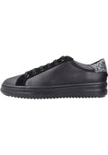 Schwarze Ledersneaker mit glatter Textur, ausgestattet mit einem schwarzen Wildlederpaneel, runden Schnürsenkeln und einem glitzernden Akzent an der Ferse. Flache Gummisohle.