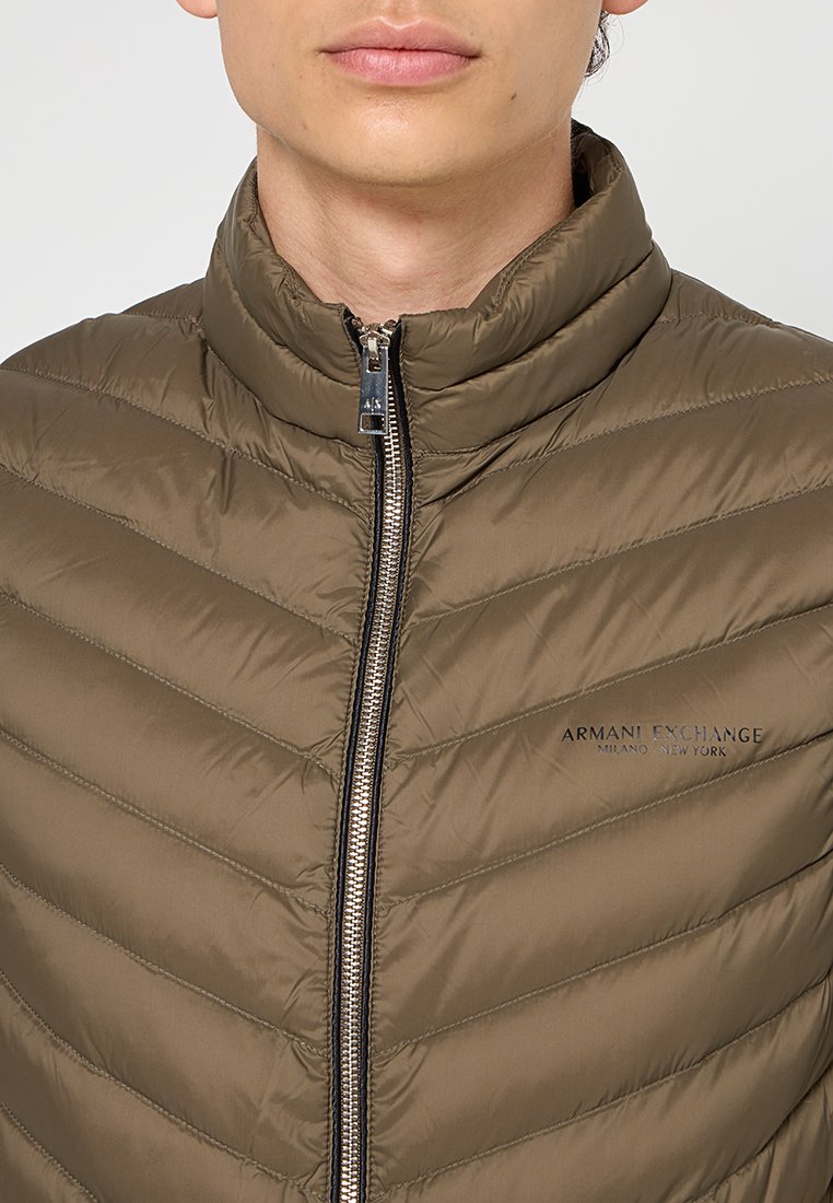 Armani Exchange Weste Media 5