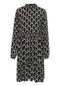 Schwarzes Kleid mit weißem gewelltem Muster, langen Ärmeln, hohem Kragen und gestuftem Rockdesign. Hergestellt aus leichtem Stoff.
