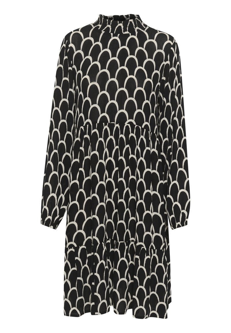 Schwarzes Kleid mit weißem gewelltem Muster, langen Ärmeln, hohem Kragen und gestuftem Rockdesign. Hergestellt aus leichtem Stoff.