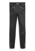 Schwarze Skinny-Jeans mit einem strukturierten Muster, ausgestattet mit Reißverschlusstaschen vorne und Reißverschlüssen an den Knöcheln. Hergestellt aus einem dehnbaren Material.