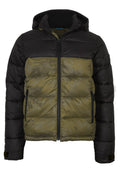 Gestepptes Jacket mit einem schwarzen oberen Teil, einem olivgrünen unteren Teil mit einem dezenten Muster, Frontzip-Verschluss und Kapuze.