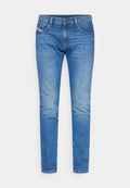 Helles blaues Denim-Jeans mit schlanker Passform, ausgestattet mit fünf Taschen, Kontrastnähten und einem Reißverschluss mit Knopfverschluss.