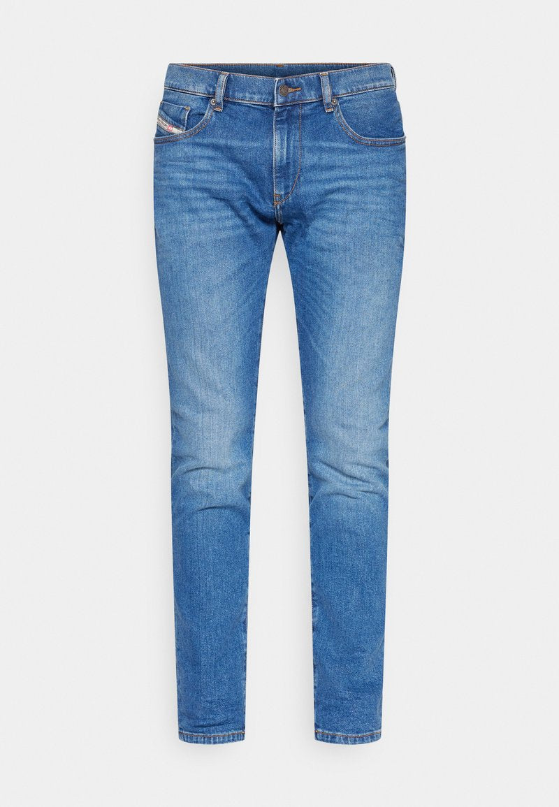 Helles blaues Denim-Jeans mit schlanker Passform, ausgestattet mit fünf Taschen, Kontrastnähten und einem Reißverschluss mit Knopfverschluss.