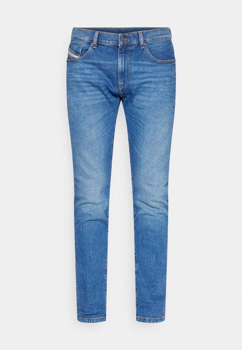 Helles blaues Denim-Jeans mit schlanker Passform, ausgestattet mit fünf Taschen, Kontrastnähten und einem Reißverschluss mit Knopfverschluss.
