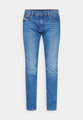 Helles blaues Denim-Jeans mit schlanker Passform, ausgestattet mit fünf Taschen, Kontrastnähten und einem Reißverschluss mit Knopfverschluss.
