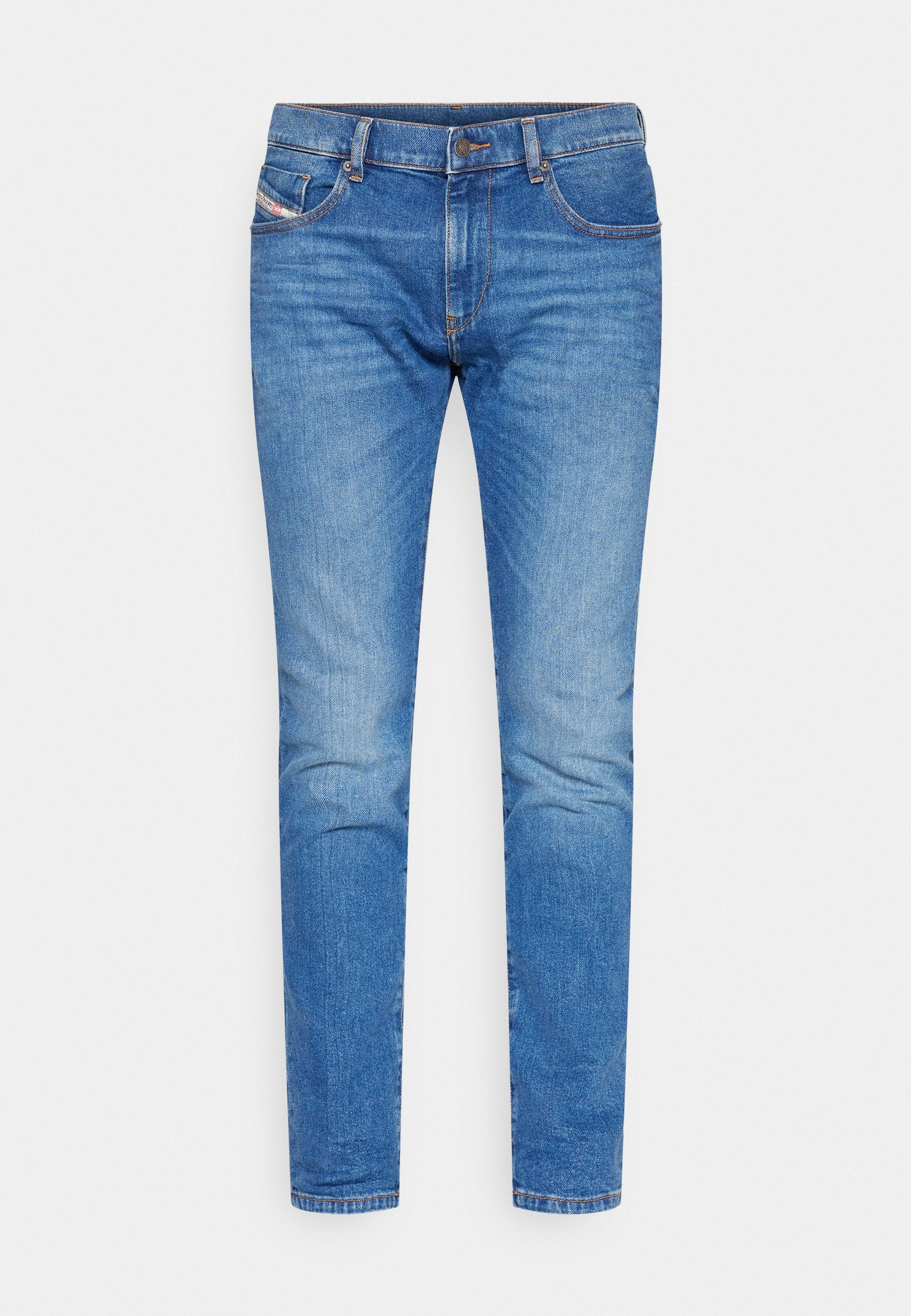 Helles blaues Denim-Jeans mit schlanker Passform, ausgestattet mit fünf Taschen, Kontrastnähten und einem Reißverschluss mit Knopfverschluss.