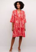 Rotes und pinkes gemustertes Kleid mit V-Ausschnitt, drei Viertelärmeln und gestuftem Design. Weicher Stoff; fließende Silhouette.