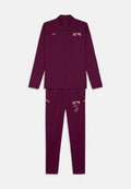 Maroon Trainingsanzug mit Reißverschlussjacke und passender Hose. Verziert mit goldenen Logos, K und Unterschrift-Detail. Glattes Material mit taillierter Passform.