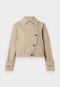 Beige Cropped-Jacke aus Baumwollmischung, mit spitzem Kragen, doppelter Knopfleiste und zwei Fronttaschen.