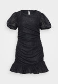 Schwarzes kurzes Kleid mit gepufften Ärmeln, gerafftem Textur und einem Rüschenrand. Aus glänzendem Material mit einem dezenten Muster und einem Schlüsselloch-Rücken.