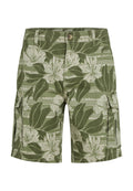 Grüne Cargo-Shorts mit floralen Muster, die große Blätter und Blumen in helleren Farbtönen zeigen, mit Hosentaschen und einem Knopfverschluss.