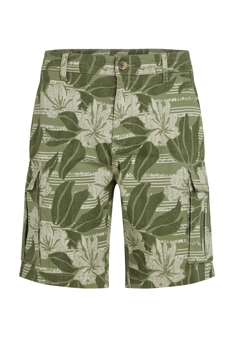 Grüne Cargo-Shorts mit floralen Muster, die große Blätter und Blumen in helleren Farbtönen zeigen, mit Hosentaschen und einem Knopfverschluss.