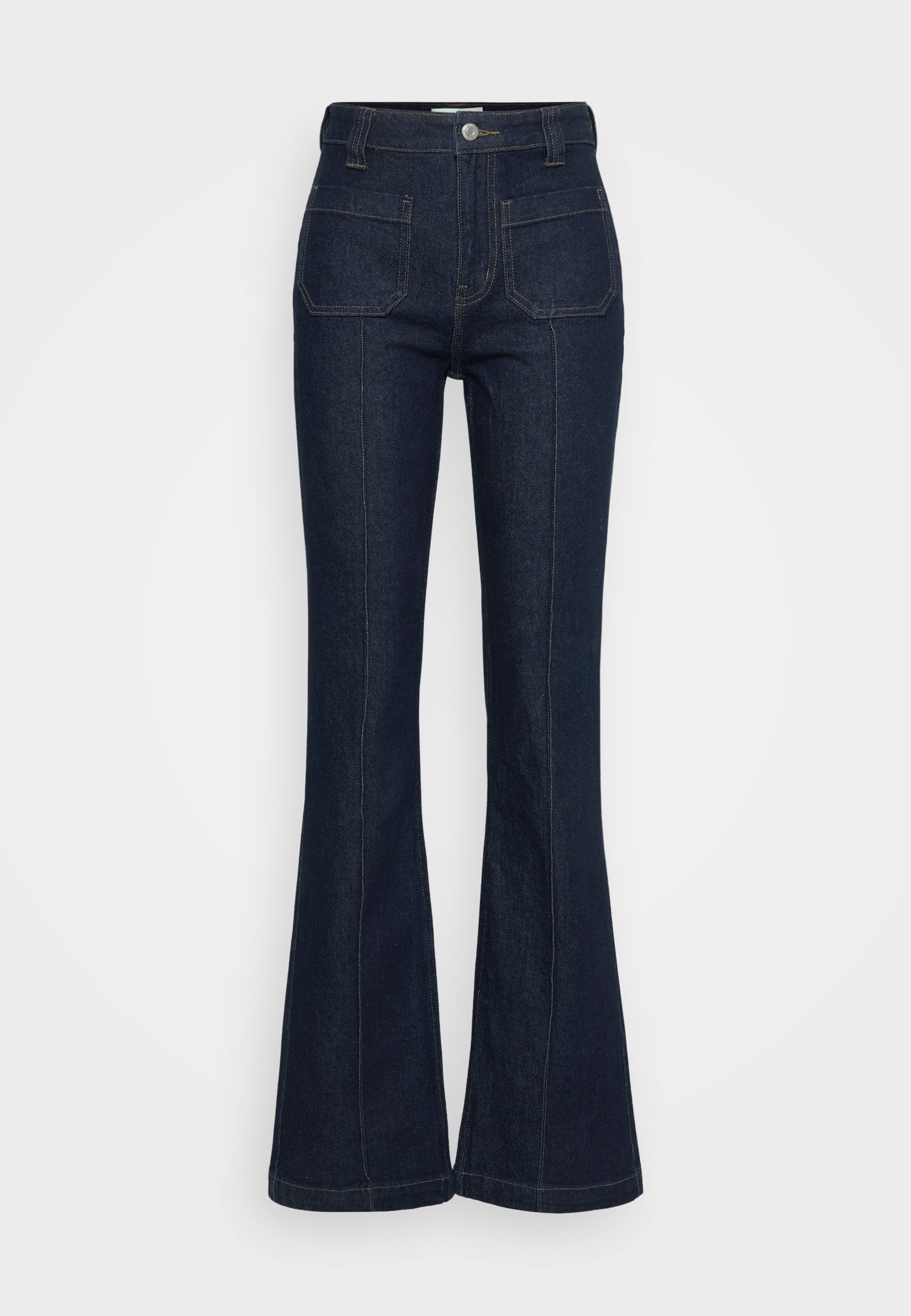Dunkelblaue hochtaillierte Jeans mit vorderen aufgesetzten Taschen, Knopf- und Reißverschluss sowie ausgestellt geschnittenen Beinen auf hellem Hintergrund.
