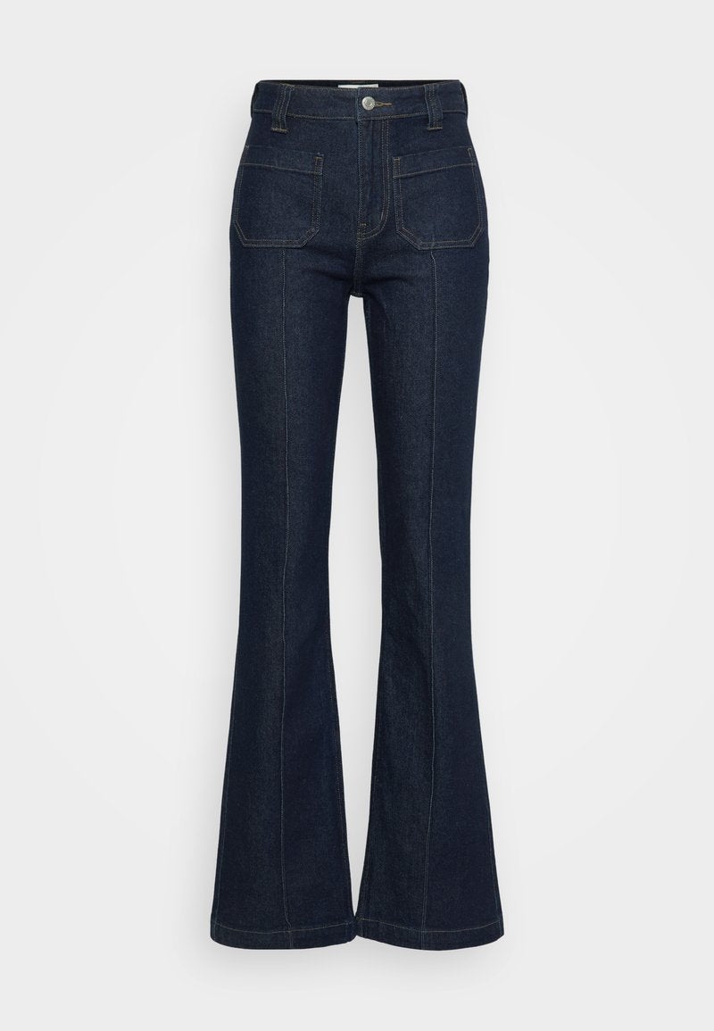 Dunkelblaue hochtaillierte Jeans mit vorderen aufgesetzten Taschen, Knopf- und Reißverschluss sowie ausgestellt geschnittenen Beinen auf hellem Hintergrund.