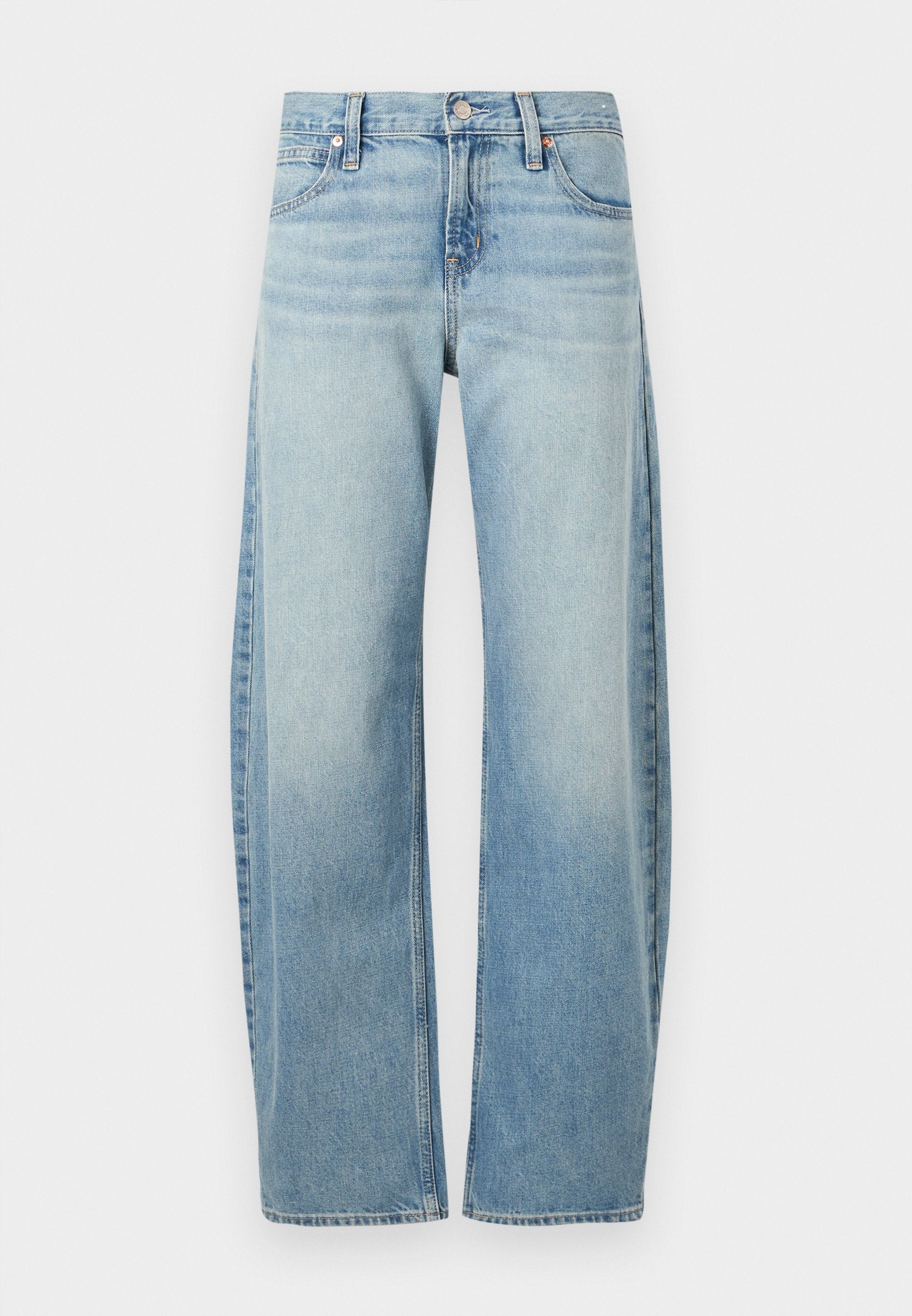 Hellblaue weite Jeans mit Fronttaschen, Gürtelschlaufen und Knopfverschluss.