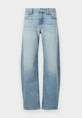 Hellblaue weite Jeans mit Fronttaschen, Gürtelschlaufen und Knopfverschluss.