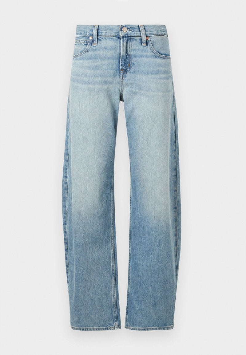 Hellblaue weite Jeans mit Fronttaschen, Gürtelschlaufen und Knopfverschluss.