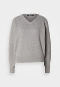 Grauer V-Ausschnitt-Pullover aus weichem Strickmaterial. Mit langen Ärmeln und gerippten Bündchen und Saum. Einfaches, klassisches Design ohne Muster.