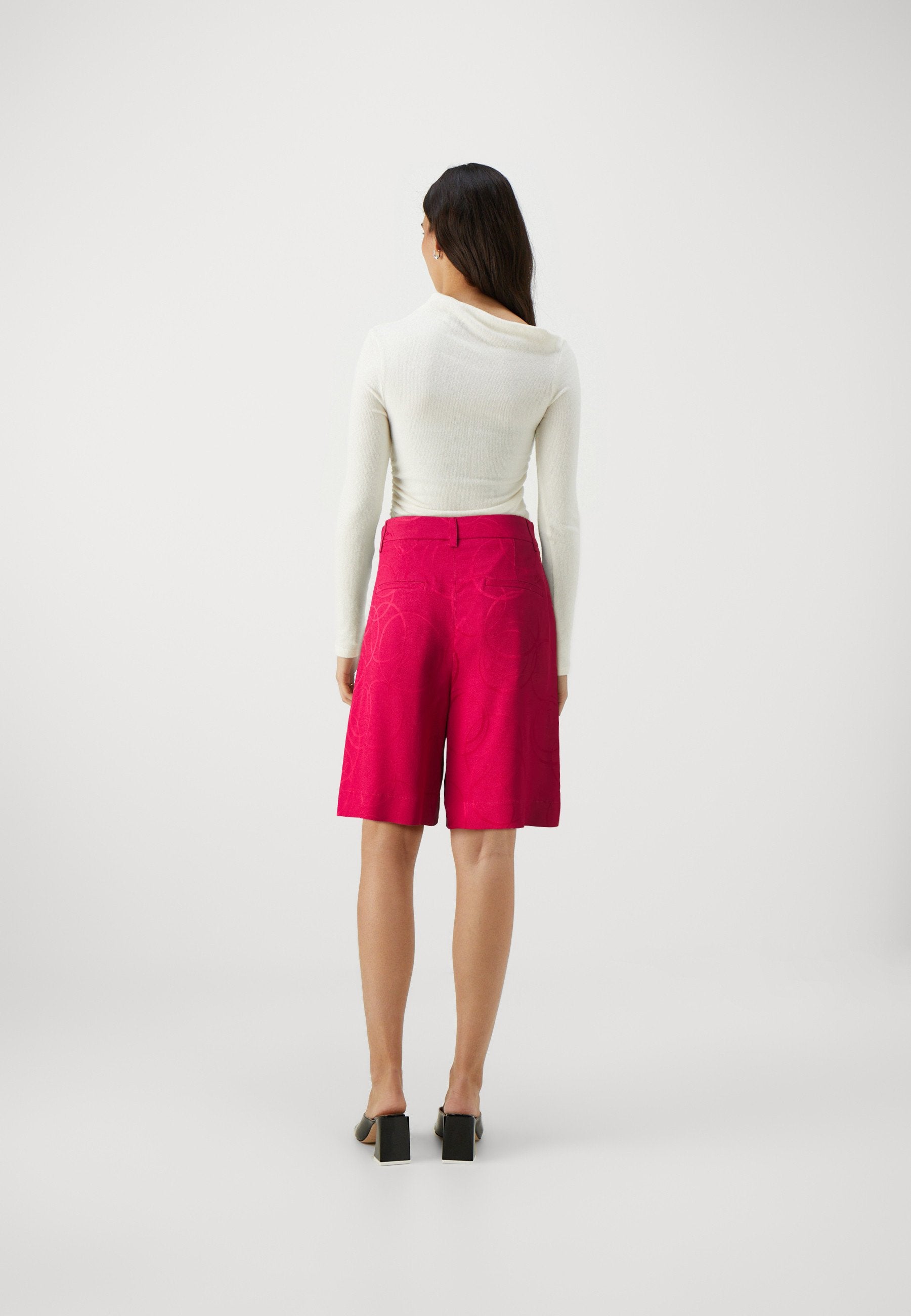KARL LAGERFELD Shorts Media 4