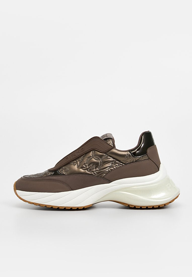 Brauner Sneaker mit einem strukturierten Satin-Obermaterial, elastischem Riemen und einer klobigen weißen Sohle. Verfügt über einen glänzenden schwarzen Absatz und eine Gummisohle.