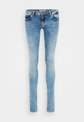 Engpassjeans aus hellblauem Denim, mit einem klassischen Fünf-Taschen-Design, subtilen Verwaschungen und kontrastierenden Nähten entlang der Nähte.