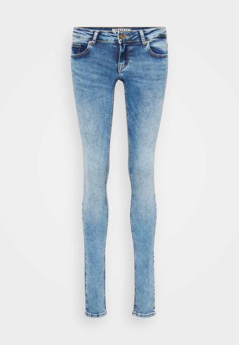 Engpassjeans aus hellblauem Denim, mit einem klassischen Fünf-Taschen-Design, subtilen Verwaschungen und kontrastierenden Nähten entlang der Nähte.