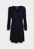 Marineblaue Wickelkleid aus strukturiertem Stoff, mit langen Puffärmel und tailliertem Schnitt. Es hat einen tiefen V-Ausschnitt und gerüschte Ärmelbündchen.