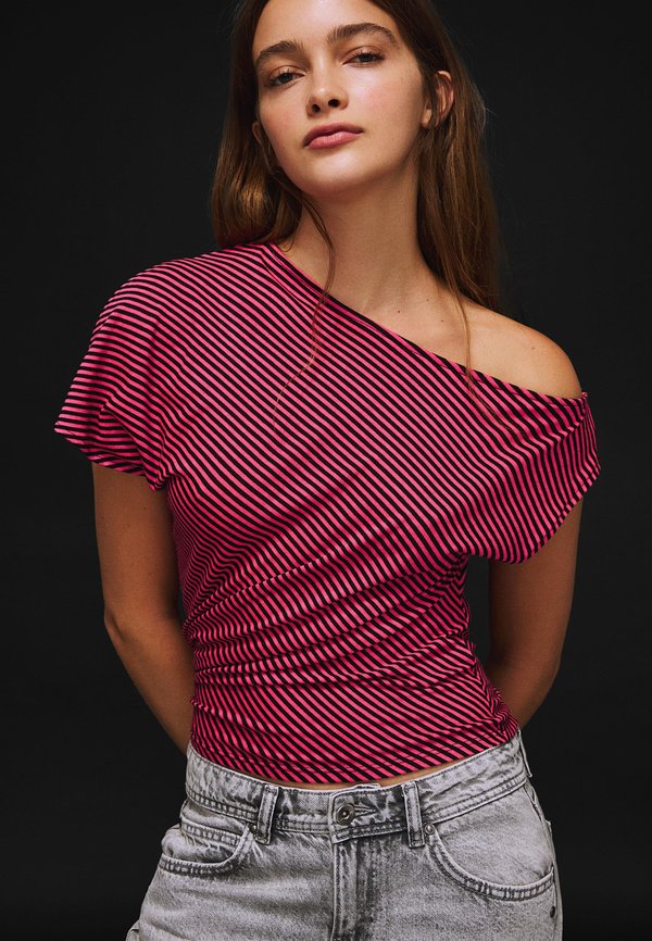 Bershka ASYMMETRIC SHORT SLEEVE - Print T-shirt - pink