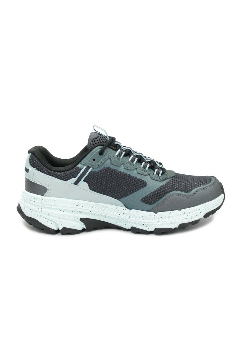 Graue und schwarze Sportschuhe mit Obermaterial aus Netzgewebe und Synthetik, gepolstertem Schaft und strukturiertem Außensohle. Mit Schnürsenkeln und weißen Akzenten.