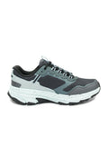 Graue und schwarze Sportschuhe mit Obermaterial aus Netzgewebe und Synthetik, gepolstertem Schaft und strukturiertem Außensohle. Mit Schnürsenkeln und weißen Akzenten.