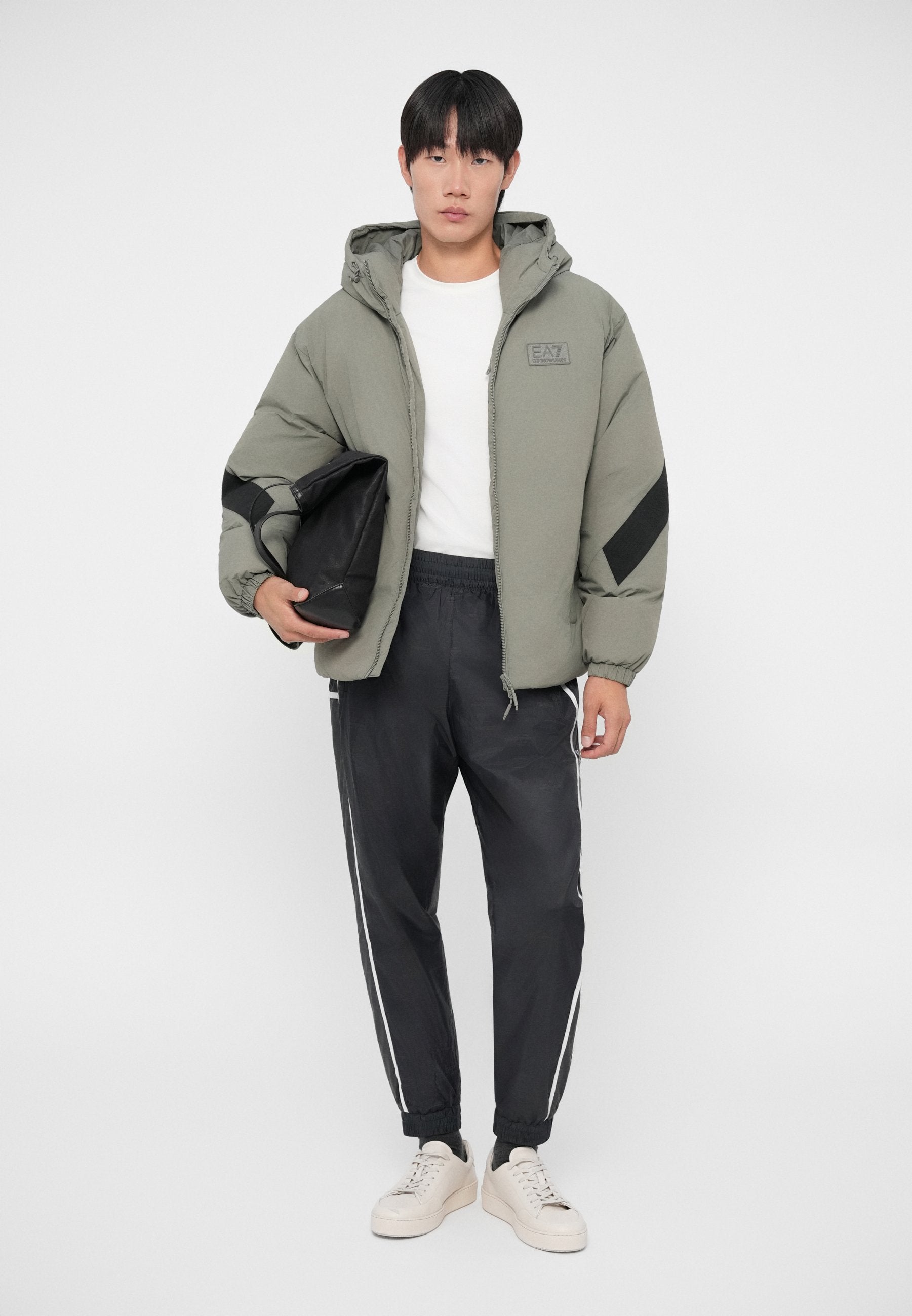 MOUNTAIN HOODED JACKET LOGO Media 2