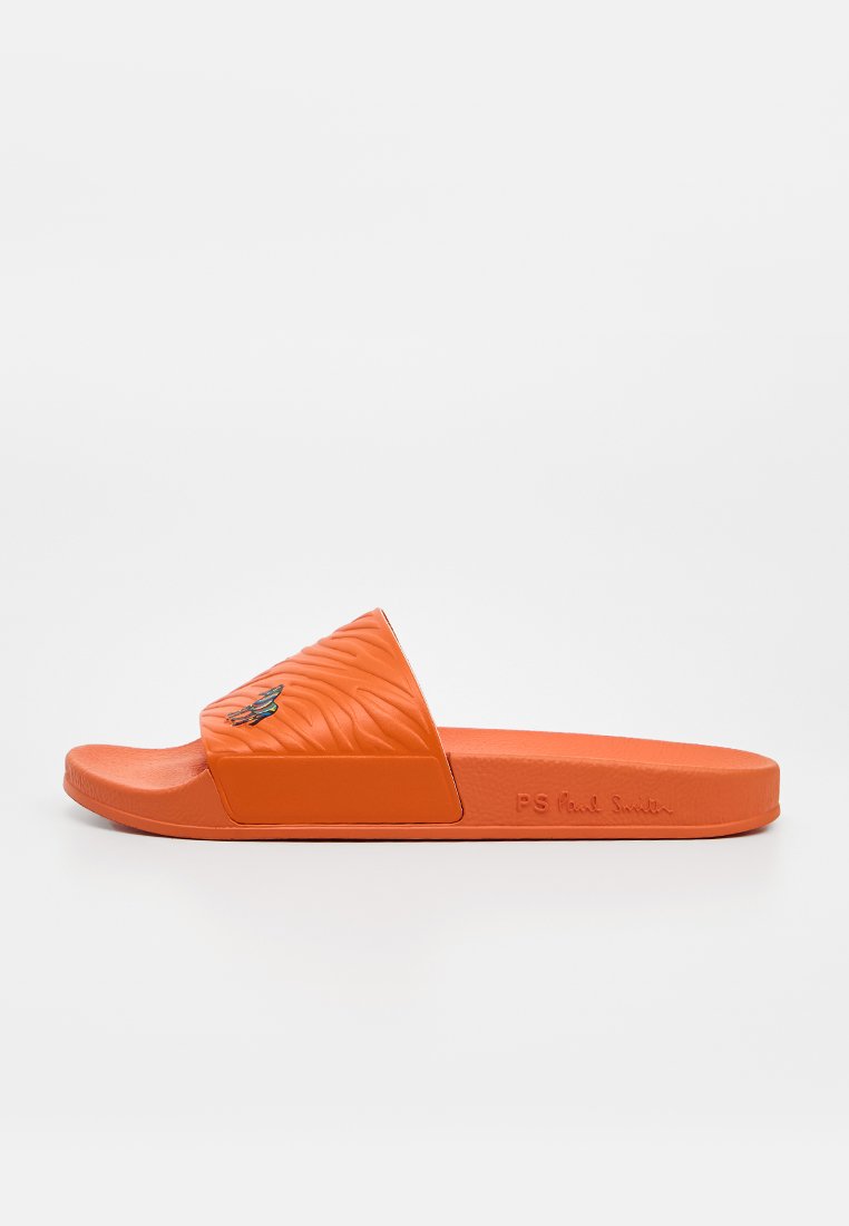 Orangene Slidesandale mit strukturiertem Riemen, der eine kleine mehrfarbige bestickte Biene zeigt und mit "PS Paul Smith" auf der Sohle geprägt ist.