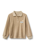 Beige langärmliges Polohemd mit gerippten Bündchen und Kragen, Zwei-Knopf-Leiste und kleinem Sonnen- und Wellendesign auf der linken Brust.