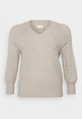Beige gestrickter Pullover mit V-Ausschnitt, der ein strukturiertes Zickzackmuster aufweist, lange Ärmel sowie gerippte Bündchen und Saum hat. Leichter Stoff.